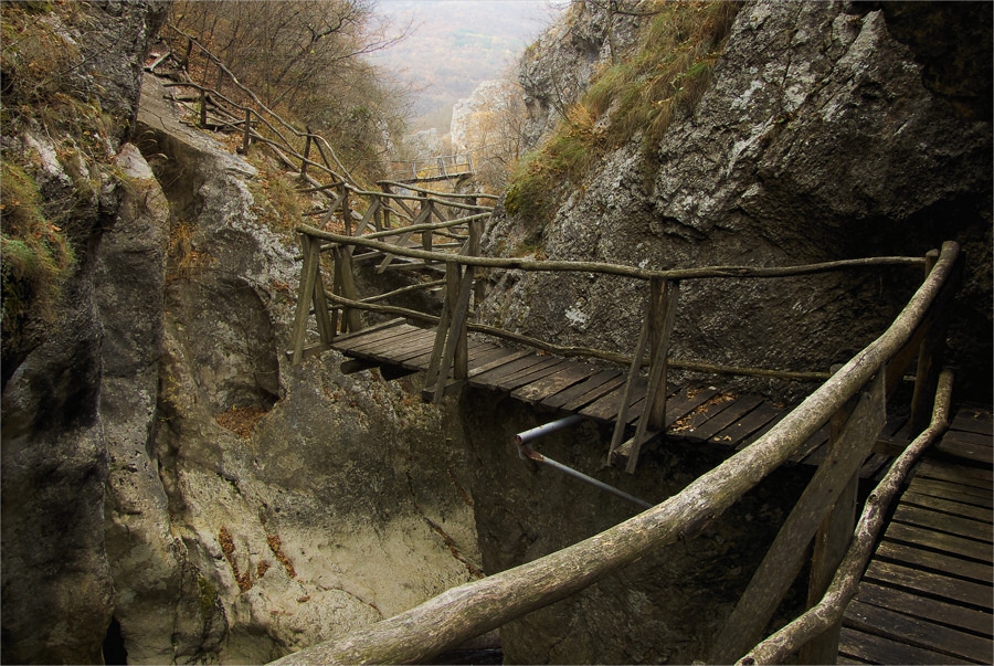 Есен, по ждрелото на р. Ябланица