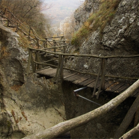 Есен, по ждрелото на р. Ябланица