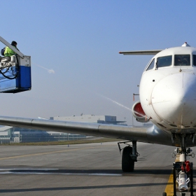 Deicing ili podgotovka za zimnia sezon na Letishte Sofia