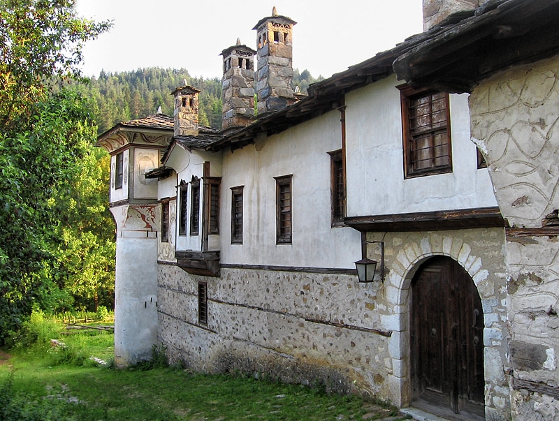 Агушевите конаци (стената с кулата)