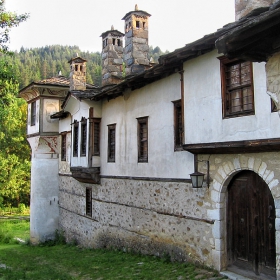 Агушевите конаци (стената с кулата)
