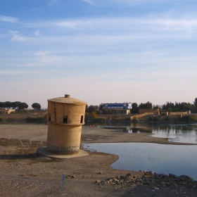 Наклонената кула ....   в  Raqqa, Река Ефрат