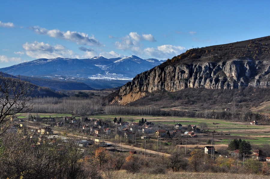 Под Тържишкия манастир(гара Струпец)