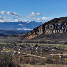 Под Тържишкия манастир(гара Струпец)