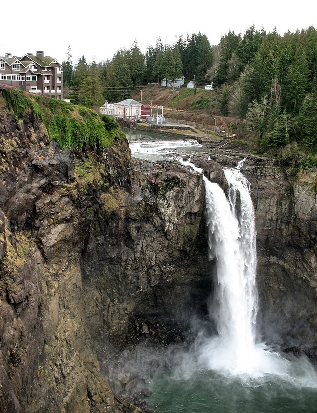 Една мрачна дъждовна утрин на Snoqualmie Falls