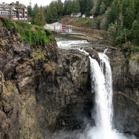 Една мрачна дъждовна утрин на Snoqualmie Falls