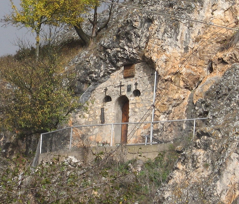 Скалният параклис на света Петка в Трън