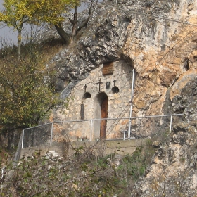 Скалният параклис на света Петка в Трън