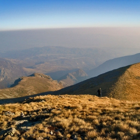 По билото на планината