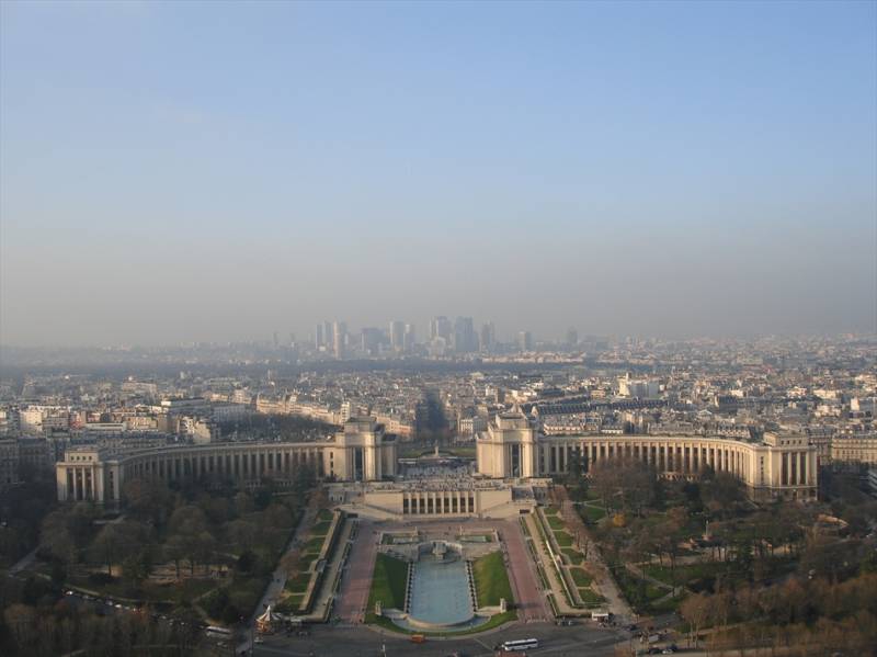 Pogled prez Eiffel Tower