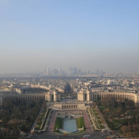 Pogled prez Eiffel Tower