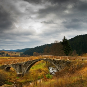 На рекичка, край горичка