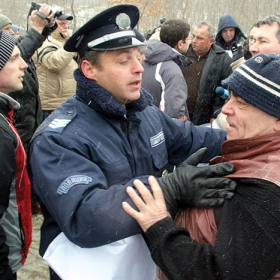 Битката за Иракли - полицай спира връхлитащ върху природозащитниците собственик на земя край селото по време на мирния протест.