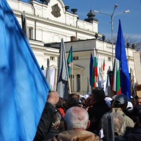 Кадри от митинга днес