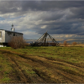 В нас още дишат старите неща, а ний мамим се , че сме нови хора. Забравили сме тая простота, с която кацат птиците на двора.