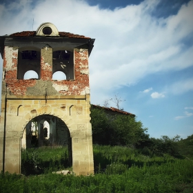 погледа на една пустееща камбанария...