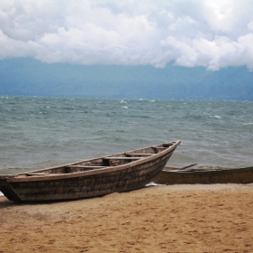 Две самотни лодки на езерото  (Burundi, Africa)