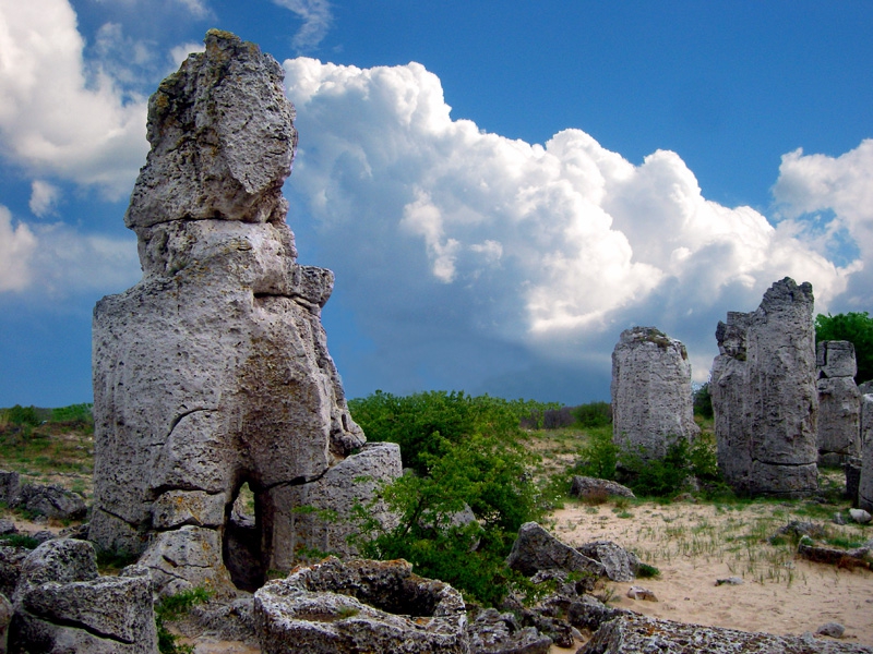 stones &clouds