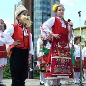 - На пръсти заставам!!! Нали тяхна кума ще ставам?!!!