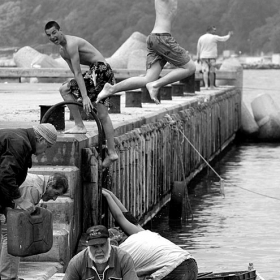 Момче скача в морето при 16 градуса температура на водата край Варна.