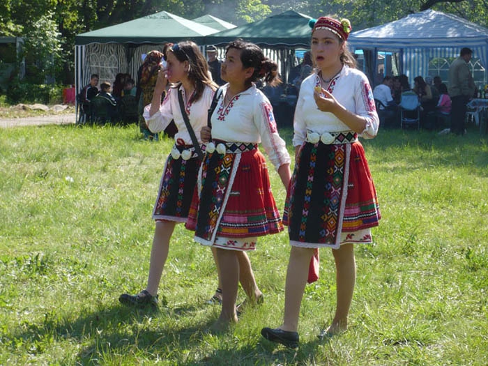 Моми на събор:)