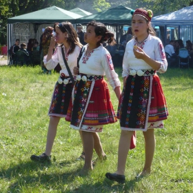 Моми на събор:)