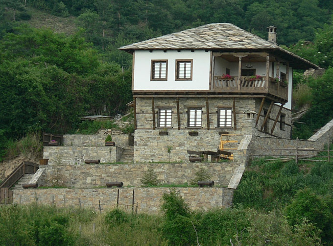 бяла спретната къщурка