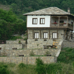 бяла спретната къщурка