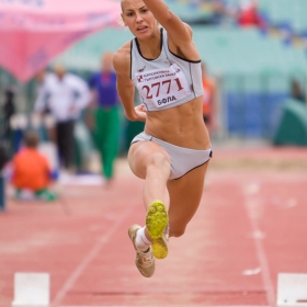 шампионски устрем - Анелия Ангелова 13.18м