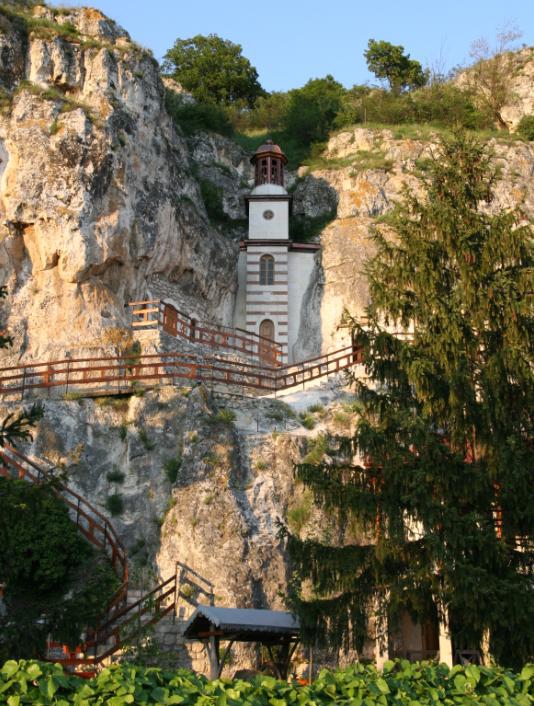 manastir sred skalite