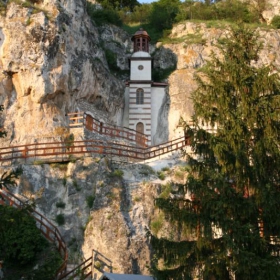 manastir sred skalite