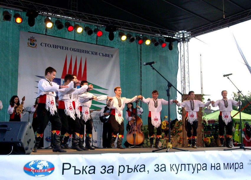 Ръка за ръка, за култура на мира - Изпълнение на Национален фолклорен ансамбъл 
