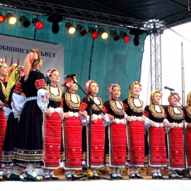 Изпълнение на Национален фолклорен ансъмбъл 