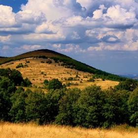 Полянки, горички, малко облачета ...