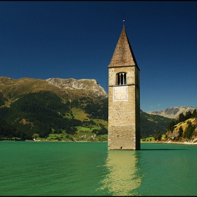 САМОТА. (Италия, Lago di Resia, Кулата на катедралата останала над водата, след заливането на селището и превръщането на местността в язовир през 40-те години ....)