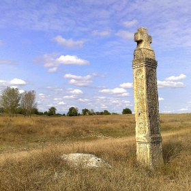 Там, сред полето...