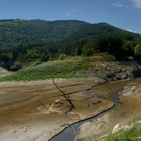 Вдън горещото безмълвие на юли дочуваш реката , водата пее. С попукани устни не коленичиш ли пред нея, не чакай милост , пленнико на жаждата!