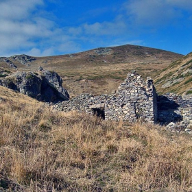 В планината