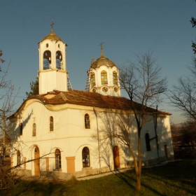 църквата в село Горна Росица обляна в светлина