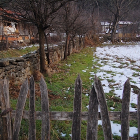 през оградата