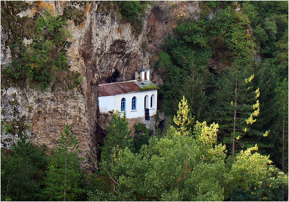 Разбоишки скален манастир