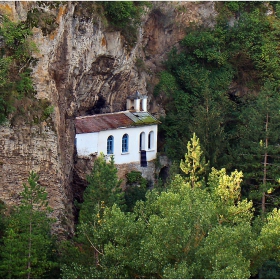 Разбоишки скален манастир
