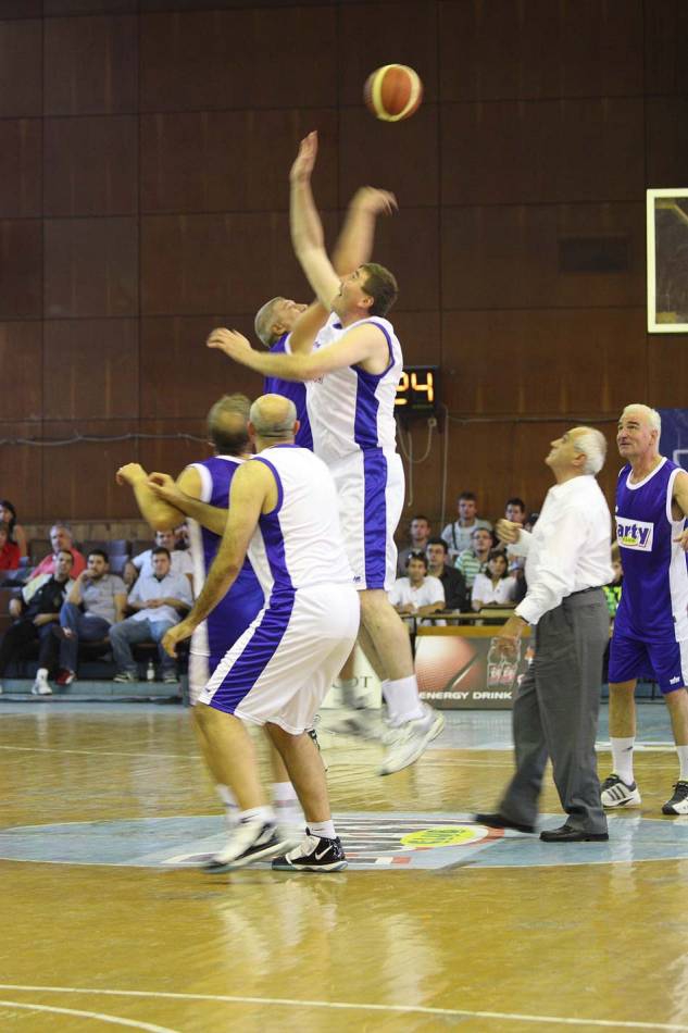 Бенефис: 90 години баскетбол в България, Пловдив, 10.10.2009г. Участие взеха най-големите звезди на българския баскетбол за всички времена, между които Пенка Стоянова, Петкана Макавеева, Атанас Голомеев, Георги Глушков, Георги Младенов.