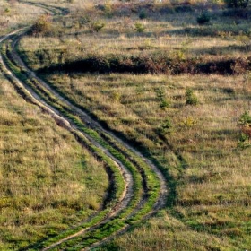 пътят е безкраен и накривен