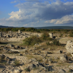 Побити камъни