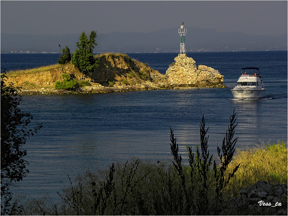 Бели хора в бяла лодка