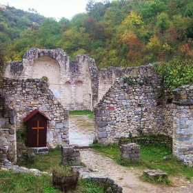 останки от църква