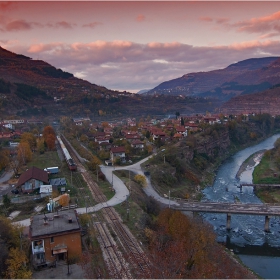 ..и се виеше реката в коравата прегръдка на земята ....