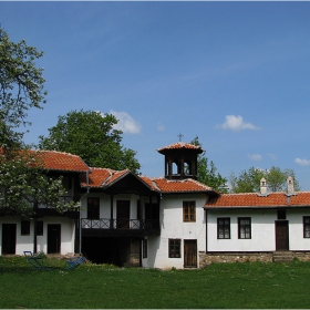 В дворът (Етрополският манастир)