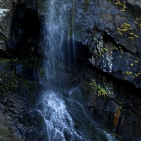 за водата, която тече